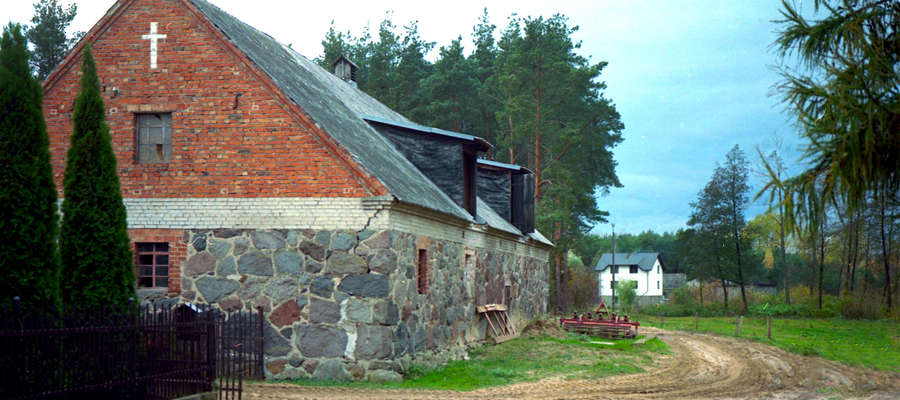 Kamienno - ceglana szopa z XIX wieku w Nielbarku