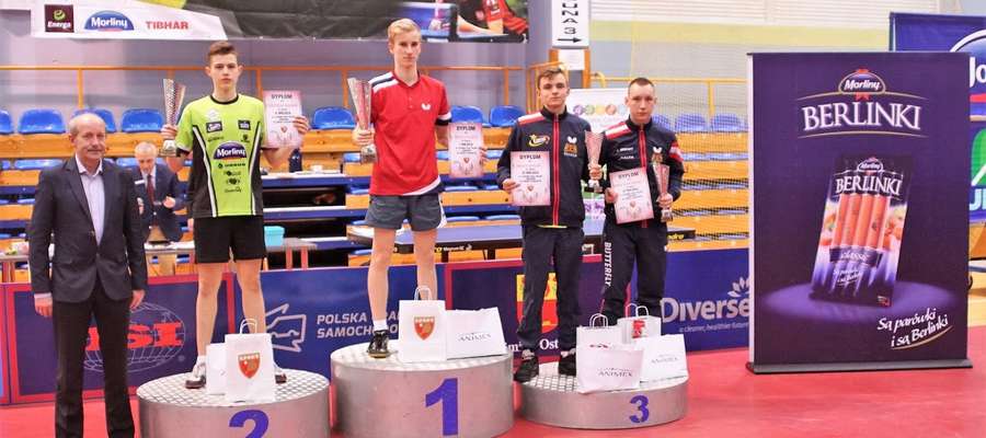 Szymon Kolasa na drugim stopniu podium II Grand Polski juniorów w tenisie stołowym
