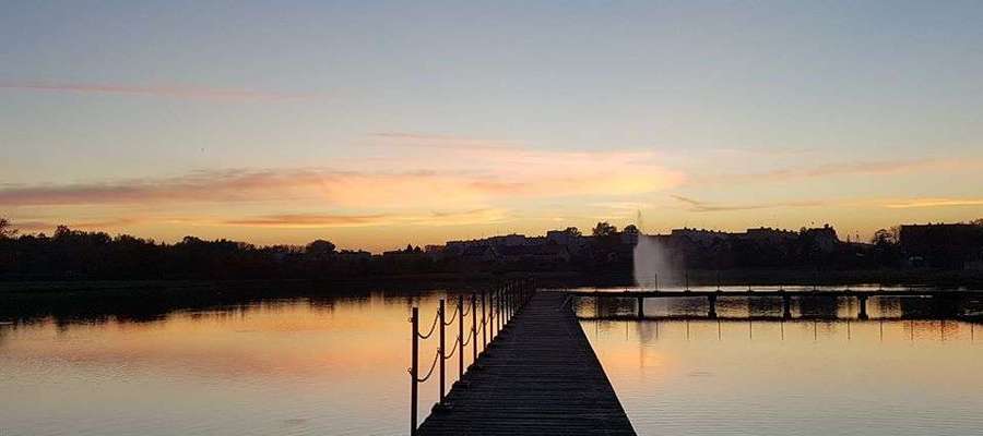 Jeziorko "Mleczarskie" w Bartoszycach po zachodzie słońca