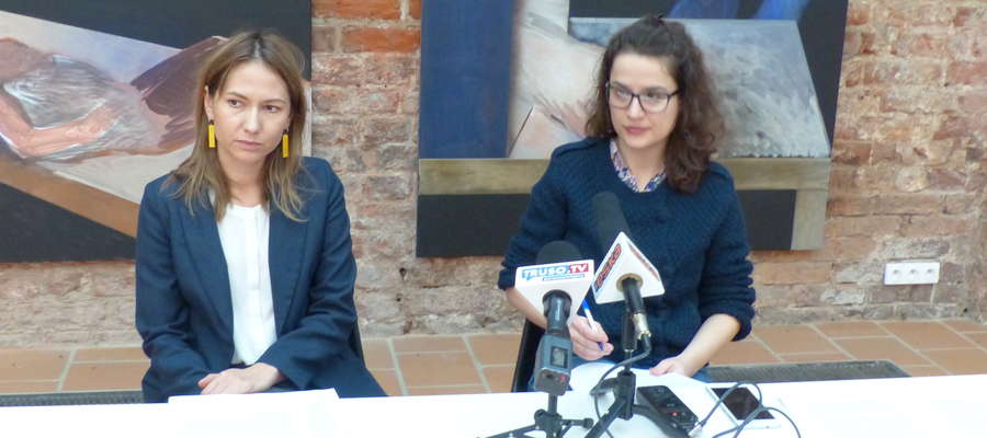 Adriana Ronżewska-Kotyńska i Katarzyna Grzymowska, podczas konferencji prasowej w Galerii El