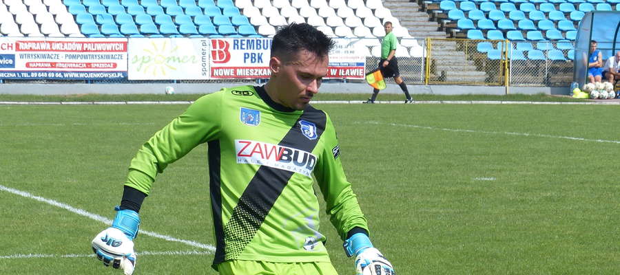 Bramkarz Kamil Jędrzejewski (Jeziorak Iława) wrócił do pierwszego składu Jezioraka i od razu doznał kontuzji