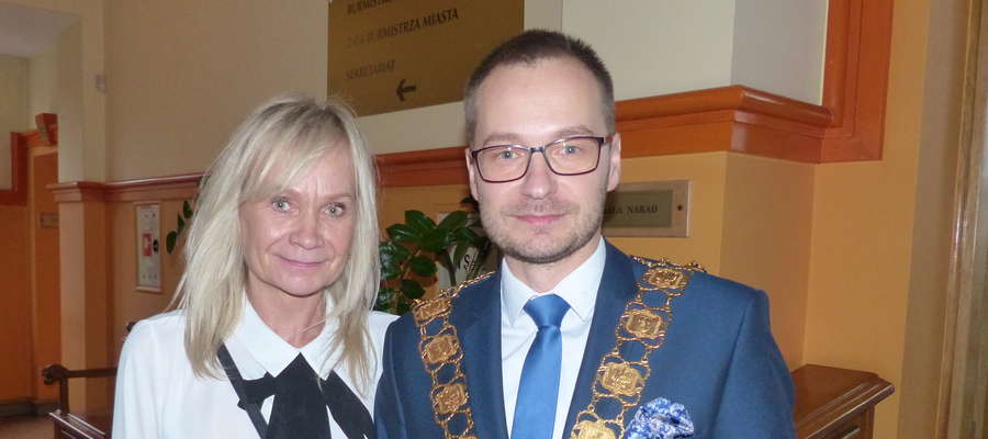 Na pierwszą sesję rady miasta przyszli m.in. najbliżsi Dawida Kopaczewskiego, aby złożyć mu gratulacje. Tu nowy burmistrz Iławy z mamą Beatą Kopaczewską