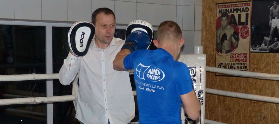Krzysztof Kłosowski (w koszuli — założyciel Boxing Club Iława) i Sierhiej Burba podczas pokazowego treningu