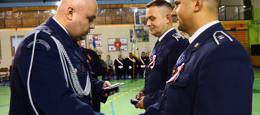 Nominacje wręczał mjr Marek Bartnicki, dyrektor Aresztu Śledczego