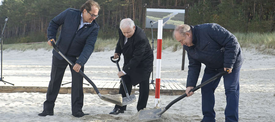 Od lewej: minister Marek Gróbarczyk, Jarosław Kaczyński i Jerzy Wilk podczas spotkania na plaży na terenie gminy Sztutowo