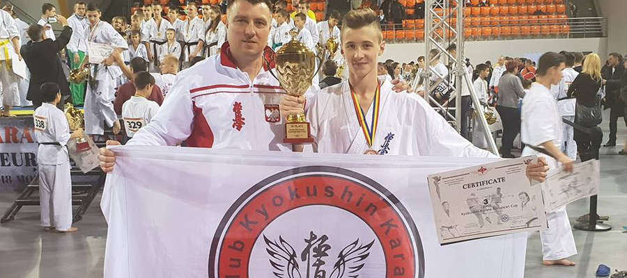 Jakub Żegunia (z prawej) i trener Artur Małż po udanym starcie w Pucharze Europy
