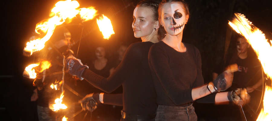 Olga Leszczenko i Ola Gach w tańcu z płomiennymi wachlarzami.