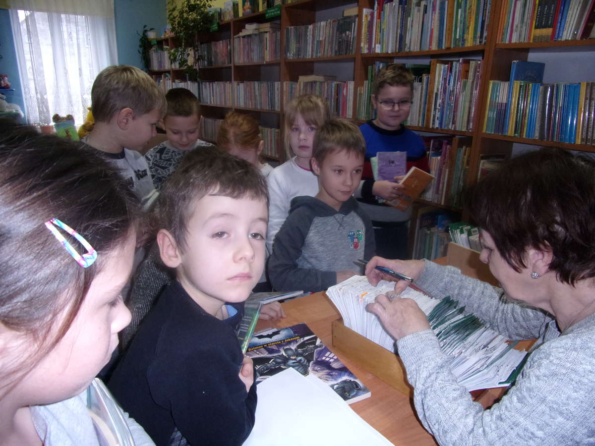 Uczniowie z Ostrowitego w Bibliotece w Biskupcu 