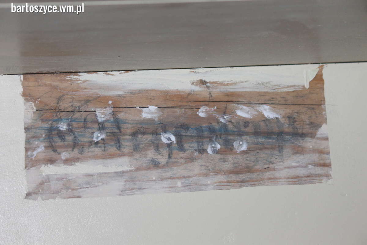 Jeden z napisów odkrytych na schodach w kościele.