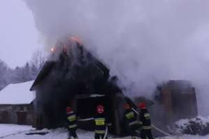 Strażacy walczyli z pożarem stodoły