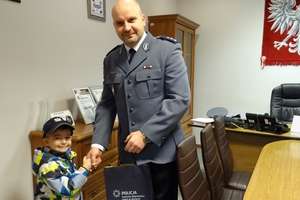 5-letni Kubuś z wizytą u Komendanta Powiatowego Policji w Piszu