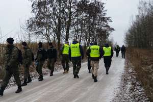 Poszukiwania zaginionej Heleny Milewskiej. Policjanci, strażacy i uczniowie przeczesali teren o powierzchni 500 ha