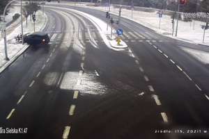 Dzień po utracie prawa jazdy wsiadł pijany za kierownicę i rozbił się na ul. Sielskiej w Olsztynie [VIDEO]