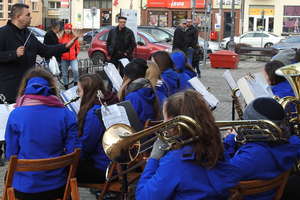 Przy choince stojącej na rynku w Nowym Mieście świąteczny koncert dała orkiestra dęta