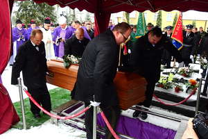 Pogrzeb proboszcza z Łąkorza z udziałem biskupa seniora — Andrzeja Suskiego