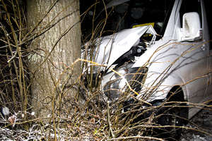 Wypadek na Radomskiej. Kierowca busa uderzył w drzewo [zdjęcia]