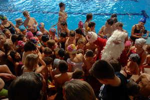 Mikołajki na piskiej pływalni. Kilkaset dzieci z uśmiechami na twarzy
