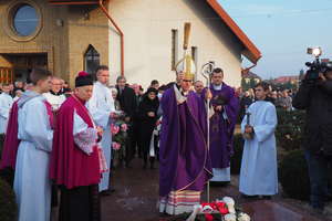 Biskup poświęcił symboliczny grób patronów Działdowa