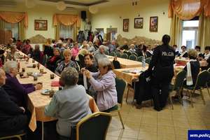 Seniorzy z "Wigora" spotkali się z policjantką 