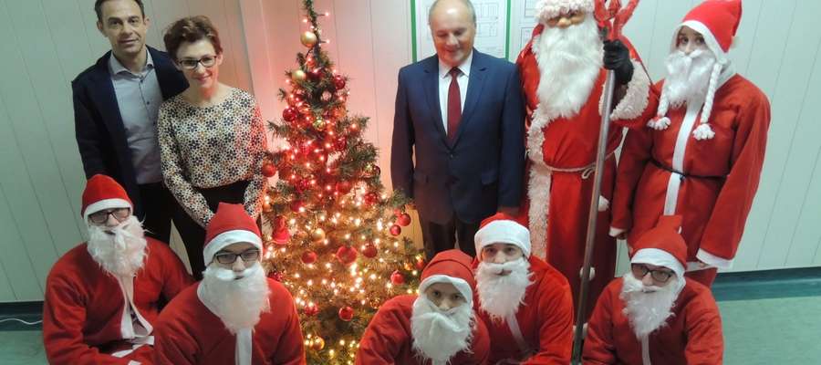 Święty Mikołaj w towarzystwie starosty Mariana Świerszcza oraz burmistrza Karola Sobczaka i zastępcy burmistrza Sylwii Wieloch
