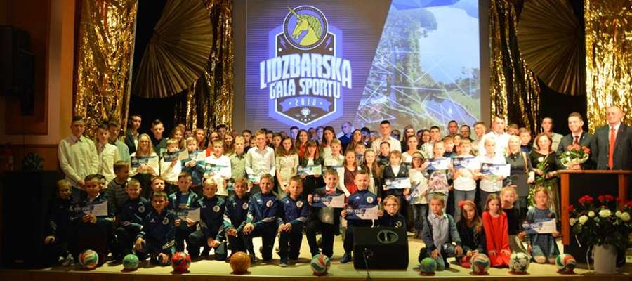 Uczestnicy gali najlepszych sportowców, którzy sławią Lidzbark 