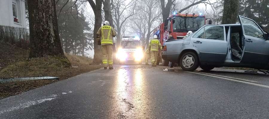 Strażacy z OSP Reszel pracują na miejscu wypadku pod Reszlem