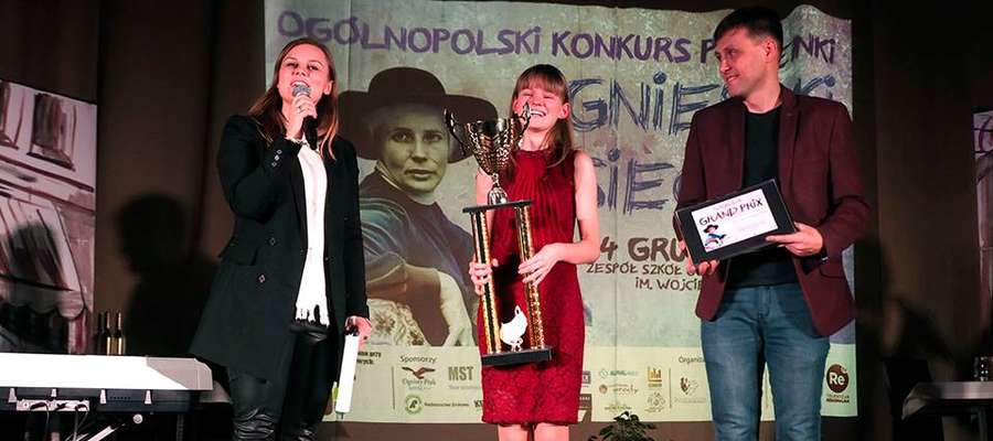 Aleksandra Jeznach (w środku) wyśpiewała główną nagrodę festiwalu