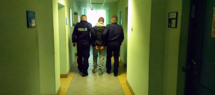 Jeden z zatrzymanych złodziei, już w komendzie policji w Iławie