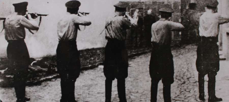 Na chwilę przed rozstrzelaniem okolicznych mieszkańców 7 grudnia 1939r.
