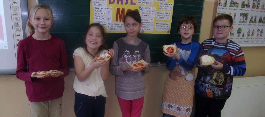 Uczniowie pokazują wykonane kanapki 