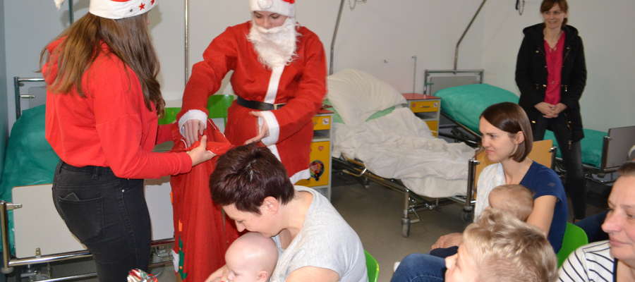 Mikołaj rozdał prezenty małym pacjentom szpitala w Nowym Mieście 