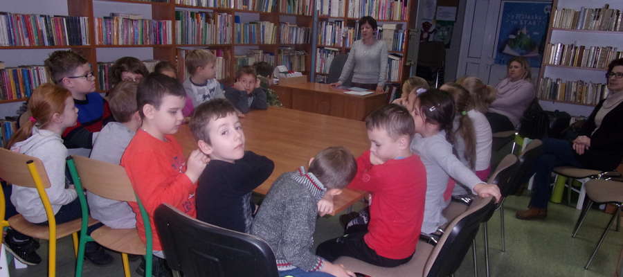 Uczniowie z Ostrowitego w Bibliotece w Biskupcu 