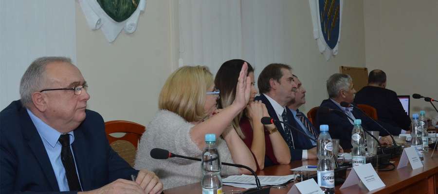 Teresa Krajewska (druga z lewej) głosuje przeciwko wysokości zaproponowanych diet radnych
