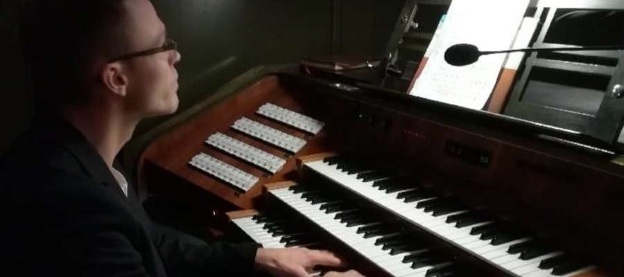 Michał Czarnecki podczas gry na organach