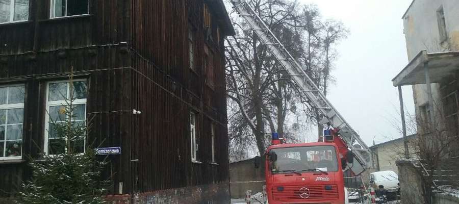 Z płonącego budynku strażacy ewakuowali 17 osób