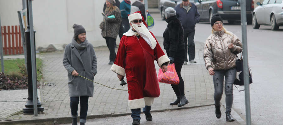 Święty Mikołaj rozdawał słodycze na ulicach Bisztynka.