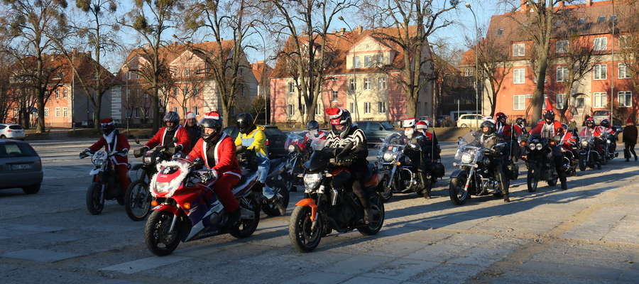 Motocykliści na placu Piłsudskiego w Giżycku