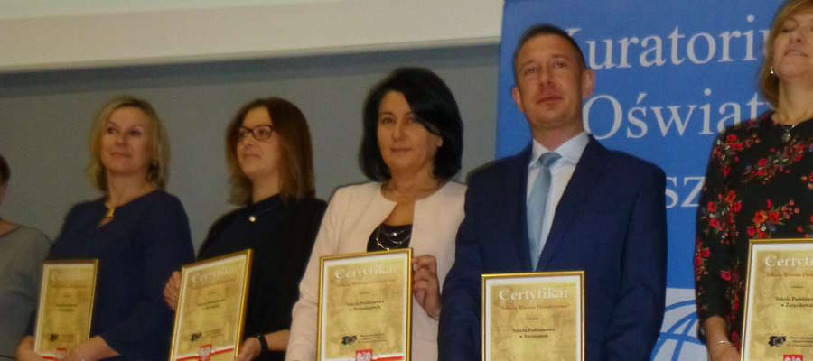 Dyrektor Olga Wanago (w środku) odebrała certyfikat "Szkoła Wierna Dziedzictwu"