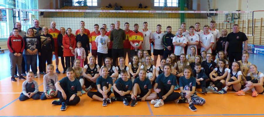 Coroczne zdjęcie siatkarskiej rodziny Zrywu-Volley Iława