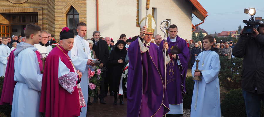 Biskup pomocnicy diecezji płockiej, Mirosław Milewski poświęcił symboliczny grób męczenników obozu Soldau