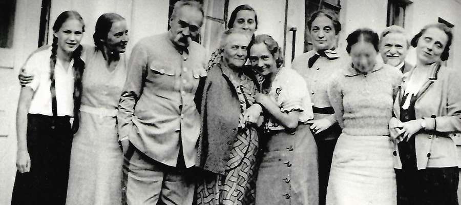 Marszałek Piłsudski z siostrą Zulą (na prawo od niego) i z rodziną w Pikieliszkach w 1934 r. 