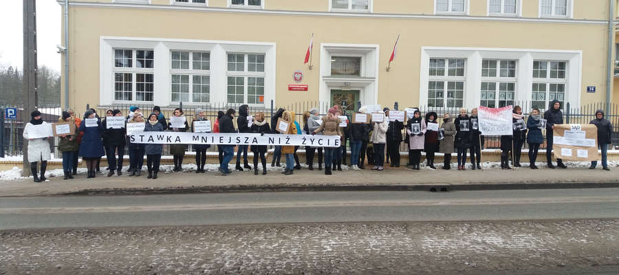 Przed budynkiem Prokuratury Rejonowej w Bartoszycach protestowali jej pracownicy administracyjni oraz solidaryzujący się z nimi pracownicy administracji Sądu Rejonowego w Bartoszycach.