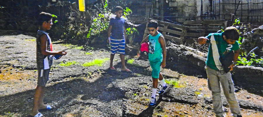 Dzieci na dalekiej Kubie kopią piłkę z Nowego Miasta
