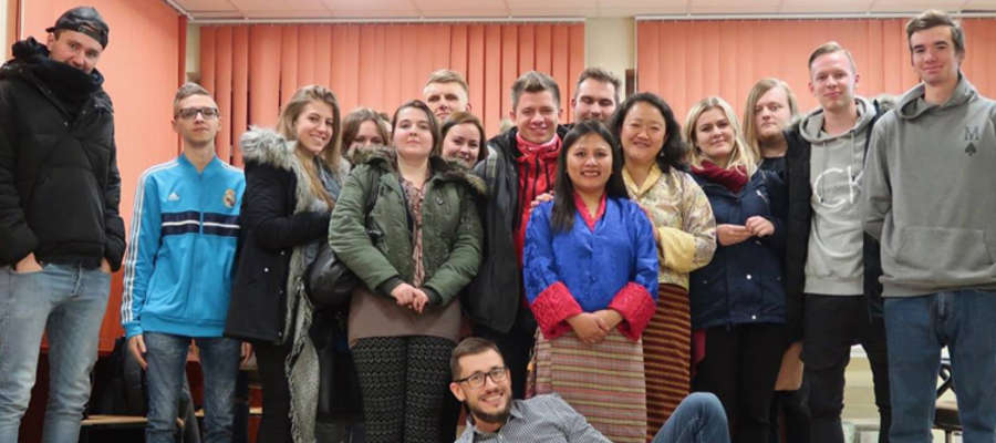 Studenci UWM, wykładowczynie z Bhutanu i dr Szymon Żyliński (leży) 