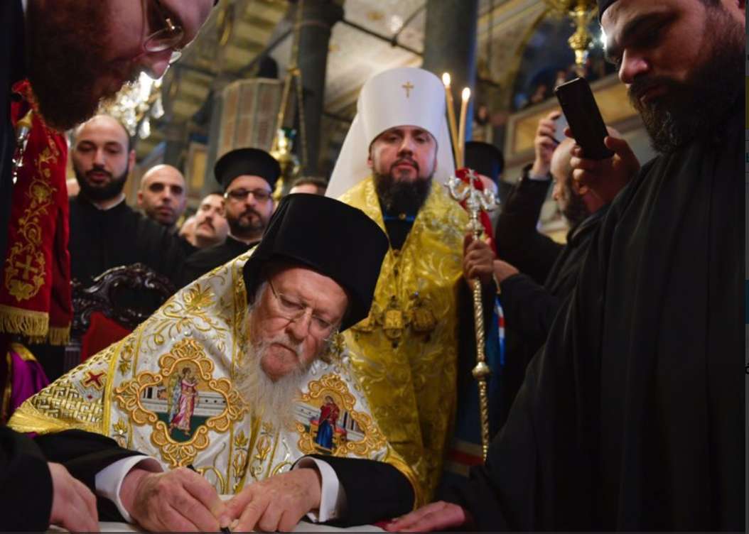 Tomos podpisany.  Arcybiskup Sawa wpisuje się w polityczną linię Putina
 - full image