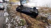 Mazda zatrzymała się w przydrożnym rowie. Kierowca uciekł 