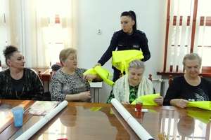 #razemwruchudrogowym - spotkanie policjantek piskiej drogówki z seniorami