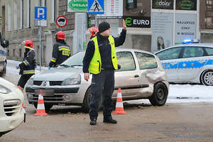 Wypadek w centrum Olsztyna. 73-letnia kobieta nie ustąpiła pierwszeństwa przejazdu [ZDJĘCIA]