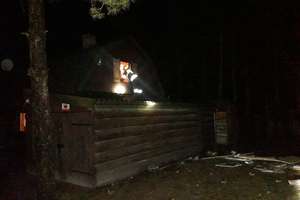 Pożar domku w Pilchach. Do akcji zadysponowano pięć zastępów straży pożarnej