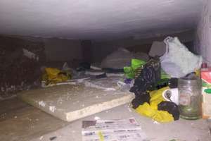 Policjanci znaleźli mężczyznę śpiącego w zimnej piwnicy. Trafił do schroniska dla bezdomnych